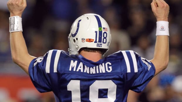 peyton-manning-statue-indianapolis-colts.jpg
